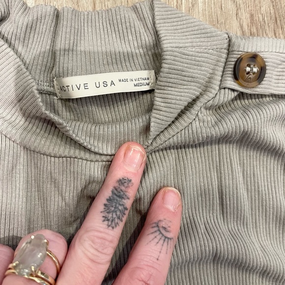 Active USA Mock Neck Ribbed Tank - Picture 3 of 4